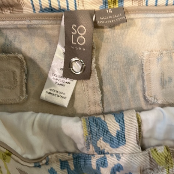 SoLo moda brand pants. Cream background with blue green and tan accents. - Picture 4 of 5